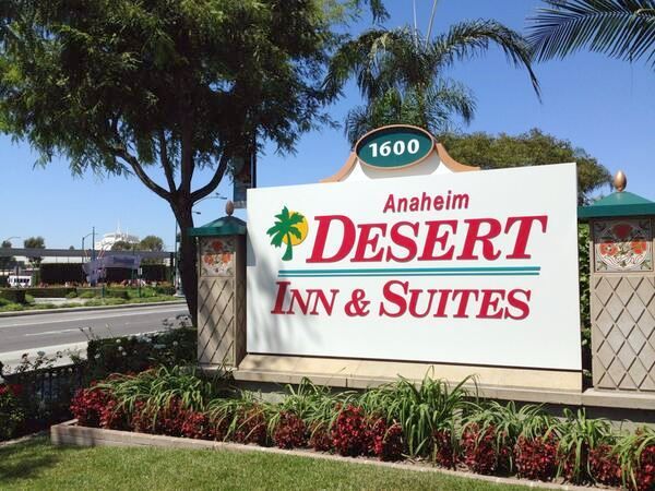 Anaheim Desert Inn & Suites Sign